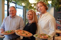 Karl-Heinz, Nicole und Benedikt Wildmoser (von li. nach re.), Italienische Genüsse im Urban Jungle, Restaurant Pizzarei in der Sporerstraße am Dom in München, 2022