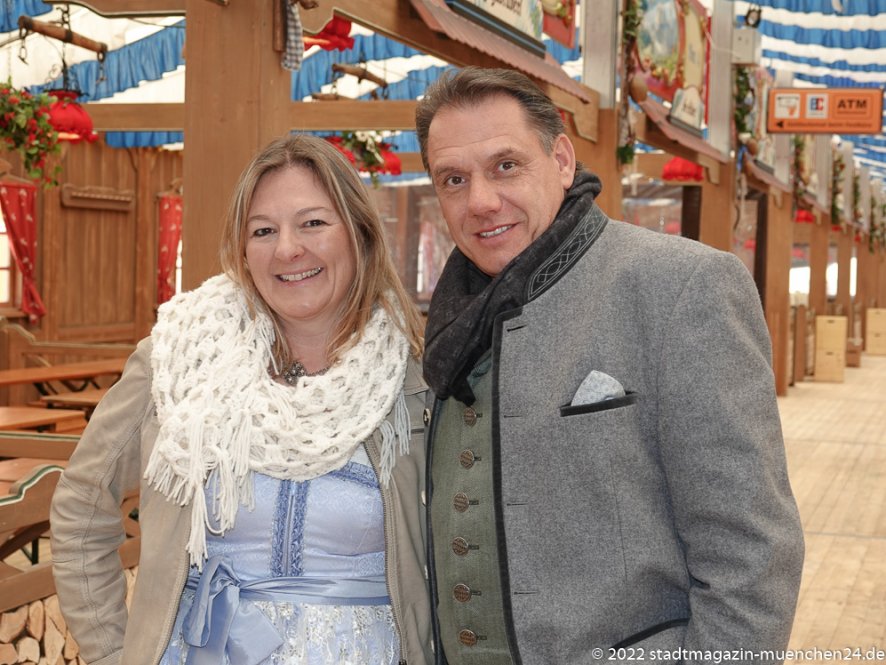 Anja Berger und Peter Schöniger, Presserundgang Frühlingsfest auf der Theresienwiese 2022