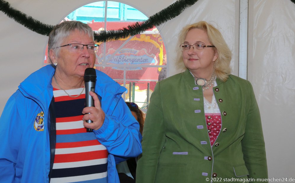 Ulrike Feicht und Yvonne Heckl (re.), Presserundgang Frühlingsfest auf der Theresienwiese 2022