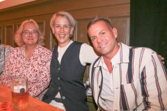 Yvonne Heckl, Katrin Habenschaden, Christian Schöttl (von li. nach re.), Verleihung der Poetentaler im Wirtshaus im Schlachthof 2022