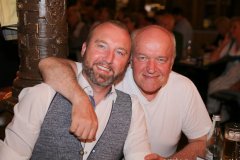Andreas Gillnhammer und Heinz Josef Braun (re.), Verleihung der Poetentaler im Wirtshaus im Schlachthof 2022