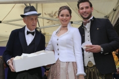 Boris Müller, Sarah I., Fabrician I.(von li. nach re.), Proklamation Narrhalle Prinzenpaar 2019 am Viktualienmarkt in München 2018