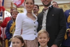 Sarah I. und Fabrician I. (hinten), Juli I. und Marcus I. (vorne), Proklamation Narrhalle Prinzenpaar 2019 am Viktualienmarkt in München 2018