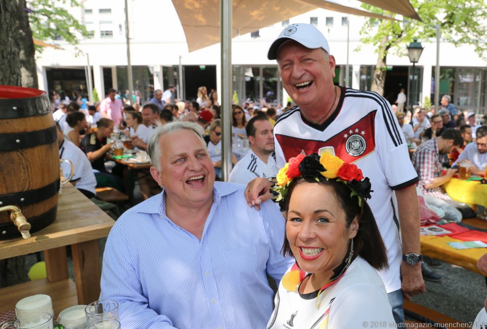 Christian Schottenhamel, Andy Wenzel, Birgit Geyer (von li. nach re.), Public Viewing Fußball WM Deutschland - Mexiko am Nockherberg in München 2018