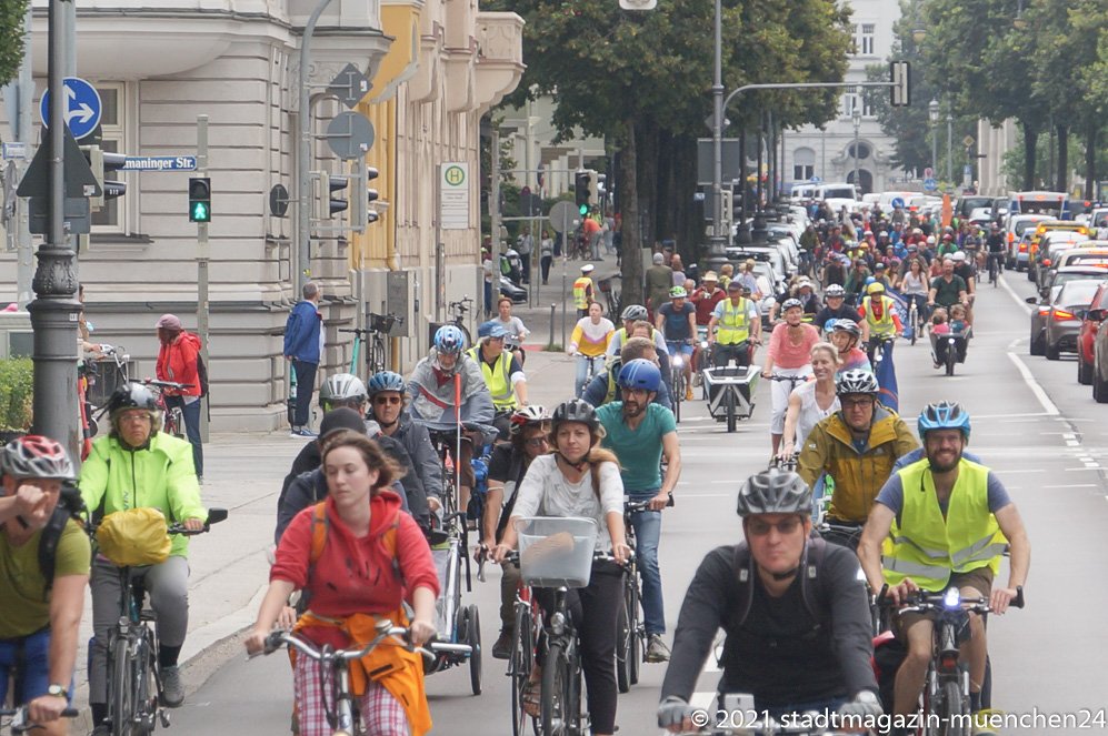 5000 Radlerinnen und Radler protestieren auf einer Fahrradsternfahrt während der IAA in München für eine  echte Mobilitätswende - Demozug auf der Prinzregentenstraße 2021