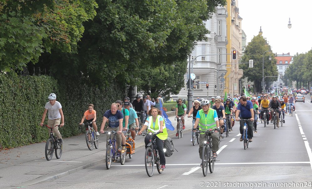 25000 Radlerinnen und Radler protestieren auf einer Fahrradsternfahrt während der IAA in München für eine  echte Mobilitätswende - Demozug auf der Prinzregentenstraße 2021