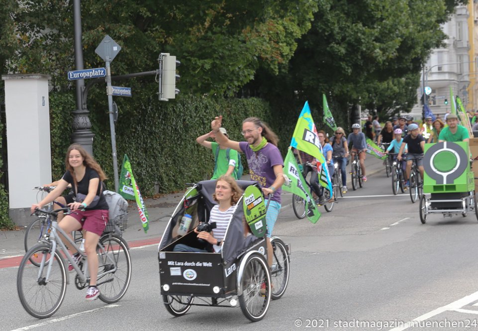 25000 Radlerinnen und Radler protestieren auf einer Fahrradsternfahrt während der IAA in München für eine  echte Mobilitätswende - Demozug auf der Prinzregentenstraße 2021