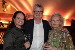 Alexandra und Dr. Karl Ibscher, Karin Söhnges (von li. nach re.), Eröffnung Roy im Alten Hackerhaus in München 2022