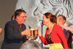 Helmut Schleich und Traudi Siferlinger,  Sigi Sommer Taler  Kunstpreis an Helmut Schleich im Wirtshaus im Schlachthof in München 2018