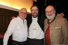Hans-Peter Stadtler (li.), André Hartmann (Mitte), Sigi Sommer Taler  Kunstpreis an Helmut Schleich im Wirtshaus im Schlachthof in München 2018