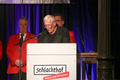 Josef Brustmann, Sigi Sommer Taler an Marianne Sägebrecht (2020) und Chris Böttcher (2022) im Wirtshaus im Schlachthof in München 2022