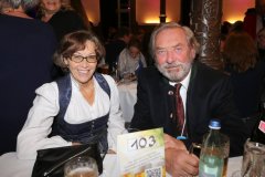 Helmut Pfundstein mit Frau, Sigi Sommer Taler an Marianne Sägebrecht (2020) und Chris Böttcher (2022) im Wirtshaus im Schlachthof in München 2022