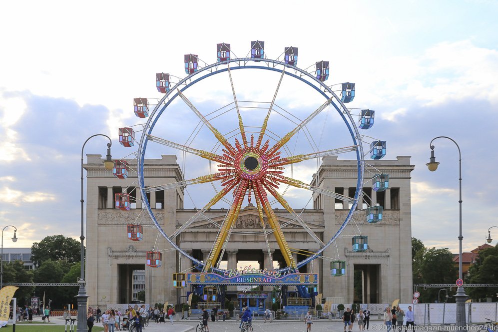 Sommer in der Stadt am Königsplatz in München 2020