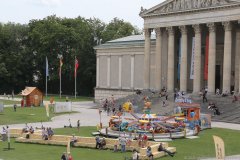 Sommer in der Stadt am Königsplatz in München 2020