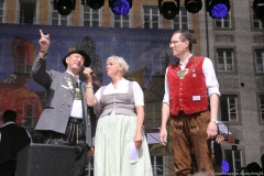 Tanja Gronde (Mitte) , Claudius Wolfrum (re.), Stadtgründungsfest am Marienplatz in München 2019