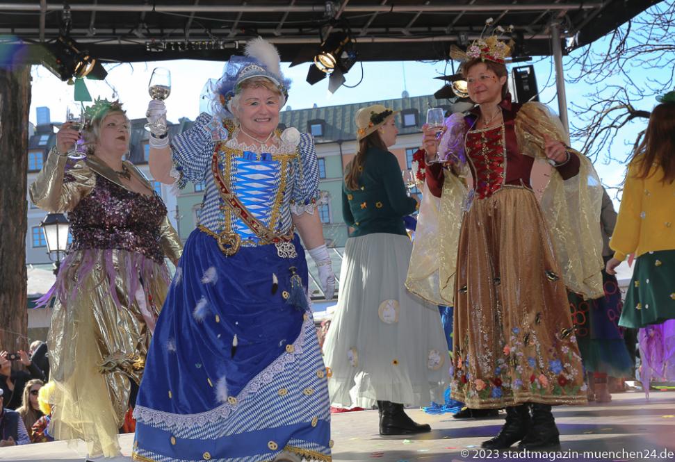 Alma Kita, Annemarie Doll, Petra Kager (von li. nach re.), Tanz der Marktweiber am Viktualienmarkt in München 2023