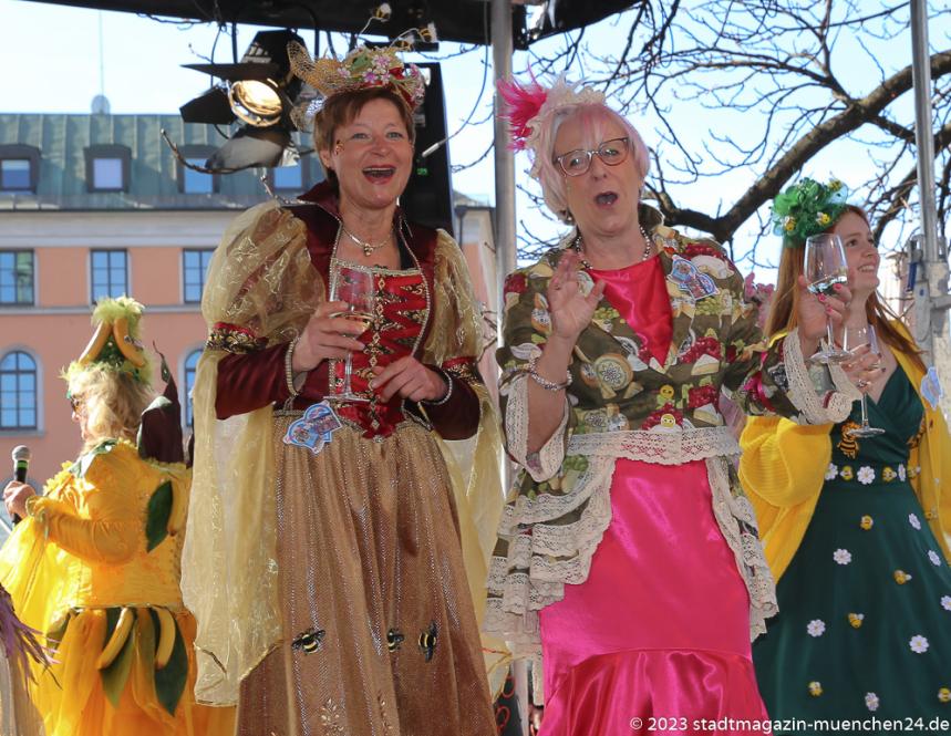 Petra Kager und Liane Willand (re.), Tanz der Marktweiber am Viktualienmarkt in München 2023