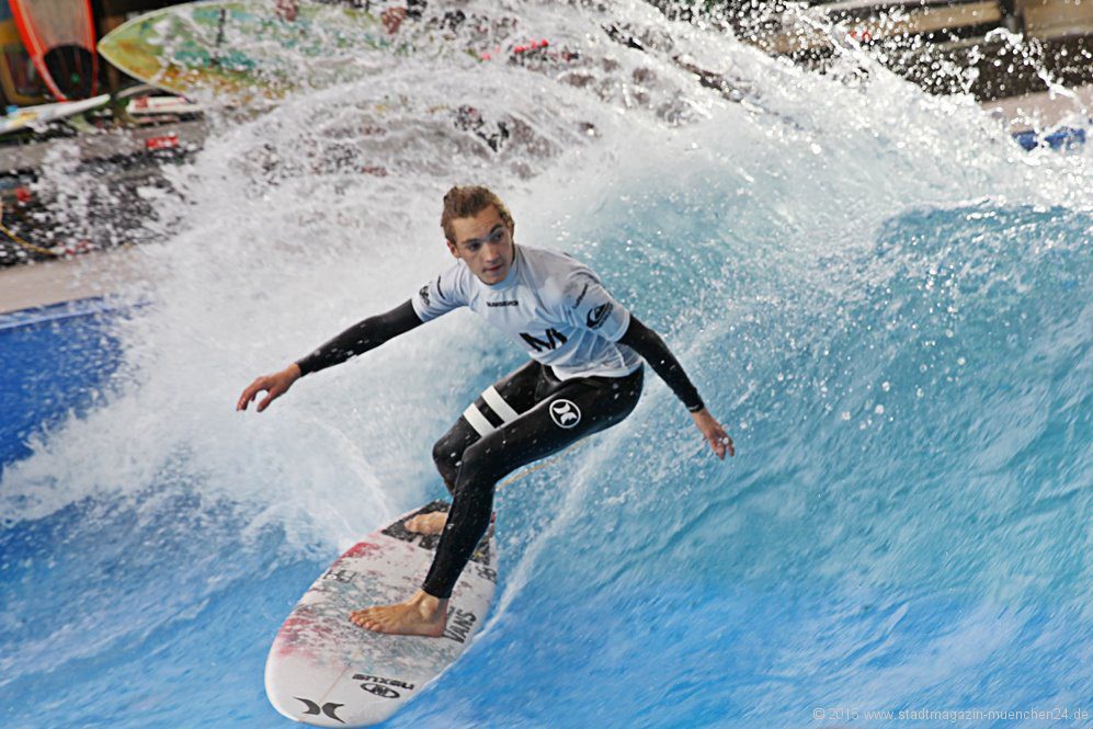 Eisbach-Surfer Lukas Brunner ist Europameister im Riversurfen auf der stehenden Welle, Surf&Style Flughafen München 