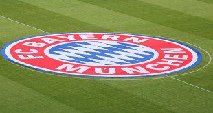 FC Bayern Logo auf Rasen