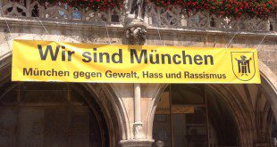 Plakat gegen Rassismus am Rathaus München