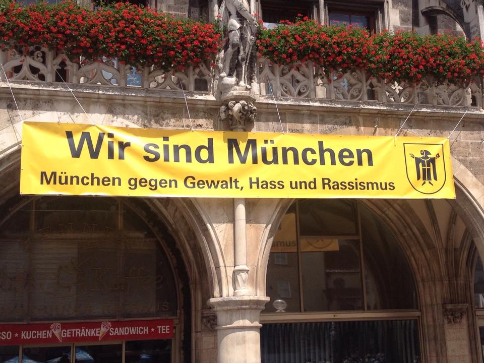 Plakat gegen Rassismus am Rathaus München