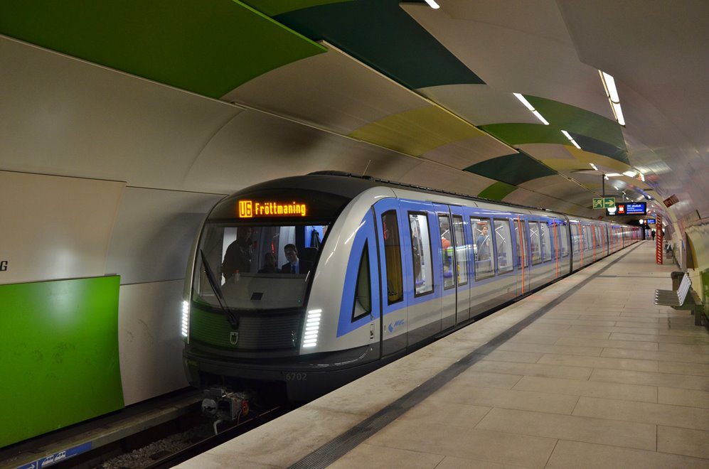 Neuer U-Bahnzug C2 im Fahrgasteinsatz
