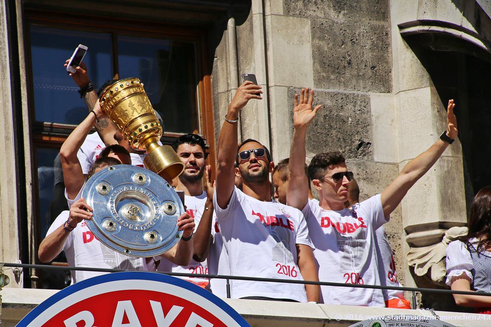Medhi Benatia macht Selfie bei der Doublefeier des FC Bayern München am Marienplatz 2016