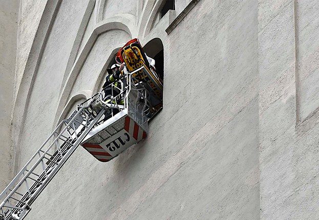 Bergung einer ohnmächtigen Touristin vom Petersturm Quelle Foto Berufsfeuerwehr München