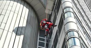 Fensterputzer mussten von Höhenrettung der Feuerwehr vom HVB Hochhaus in München-Bogenhausen abgeseilt werden