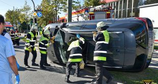 Verkehrsunfall Chiemgaustraße umgekippter Mercedes SUV Quelle Foto Berufsfeuerwehr