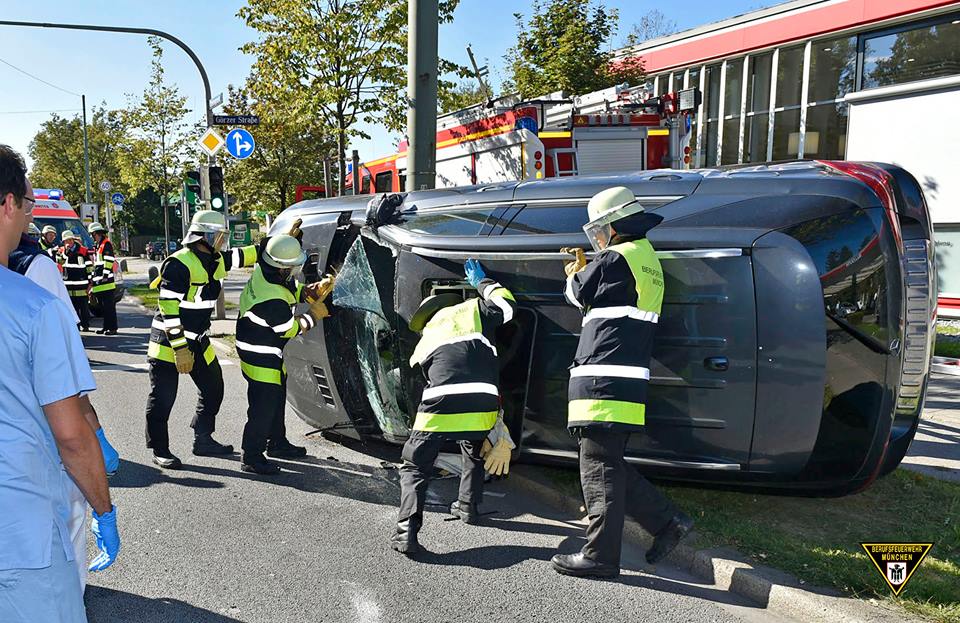 Verkehrsunfall Chiemgaustraße umgekippter Mercedes SUV Quelle Foto Berufsfeuerwehr 