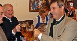 Ministerpräsident Horst Seehofer und Finanzminister Markus Söder im Hofbräu Festzelt