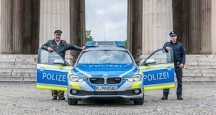 Symbolfoto Blauer Streifenwagen und blaue Uniformen Quelle Foto Polizei München
