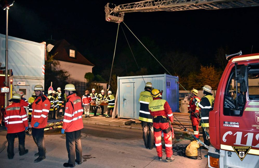 Wildbiesler fällt in Baugrube - Feuerwehr muss ihn bergen Quelle Foto Berufsfeuerwehr München 