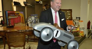Bürgermeister Josef Schmid eröffnet das neue Gebrauchtwaren-Kaufhaus Halle 2 der AWM München