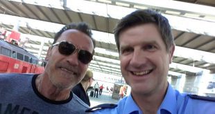 Selfie Bundespolizist mit Arnold Schwarzenegger