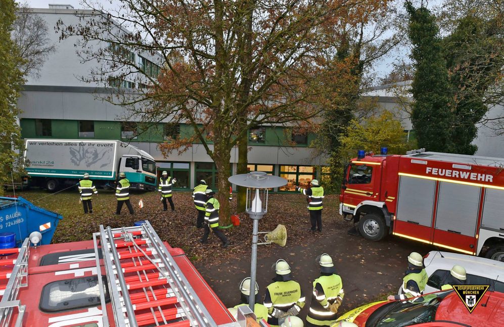 Feuerwehr muss Lastwagen aus Schieflage befreien Quelle Foto Berufsfeuerwehr München 