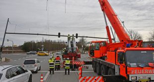 München-Riem: Feuerwehr muss beschädigte Ampelbrücke abbauen Quelle Foto Berufsfeuerwehr München