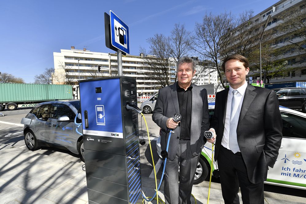 Erste SWM-Ladesäulen für Elektroautos in Betrieb genommen Oberbürgermeister Dieter Reiter und SWM-Chef Dr. Florian Bieberbach Quelle Foto SWM