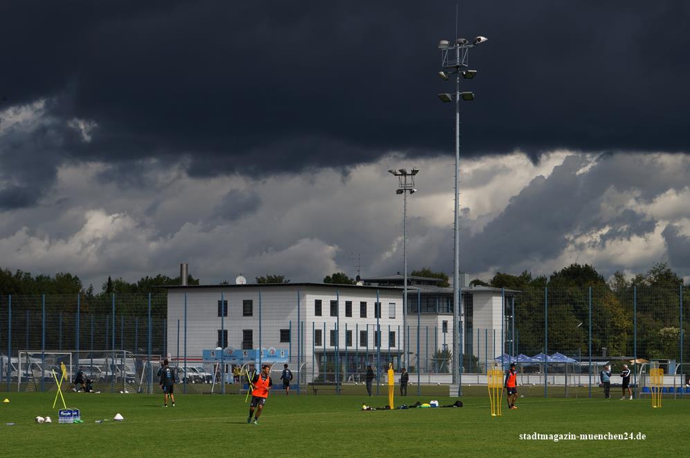 Dunkle Wolken über Giesing - Geschäftsstelle und Trainingsgelände TSV 1860 München