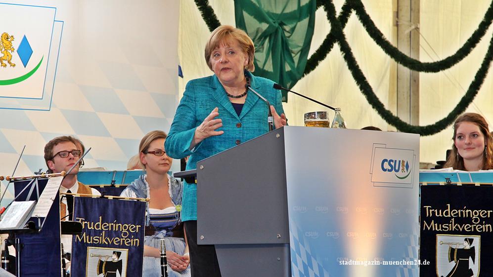Bundeskanzlerin Angela Merkel spricht beim Wahlkampfauftakt 2013 der CSU München im Festzelt auf der Truderinger Festwoche