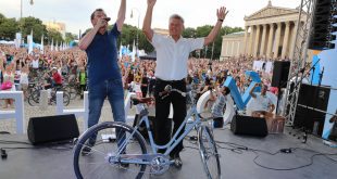Oberbürgermeister Dieter Reiter gibt das Startsignal für die Radlnacht 2017 in München