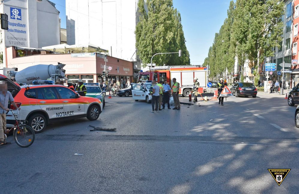 Verkehrsunfall Rettungswagen  Quelle Foto Berufsfeuerwehr München