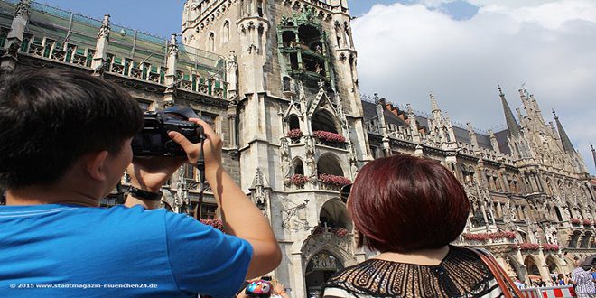 Touristen vor Rathaus München