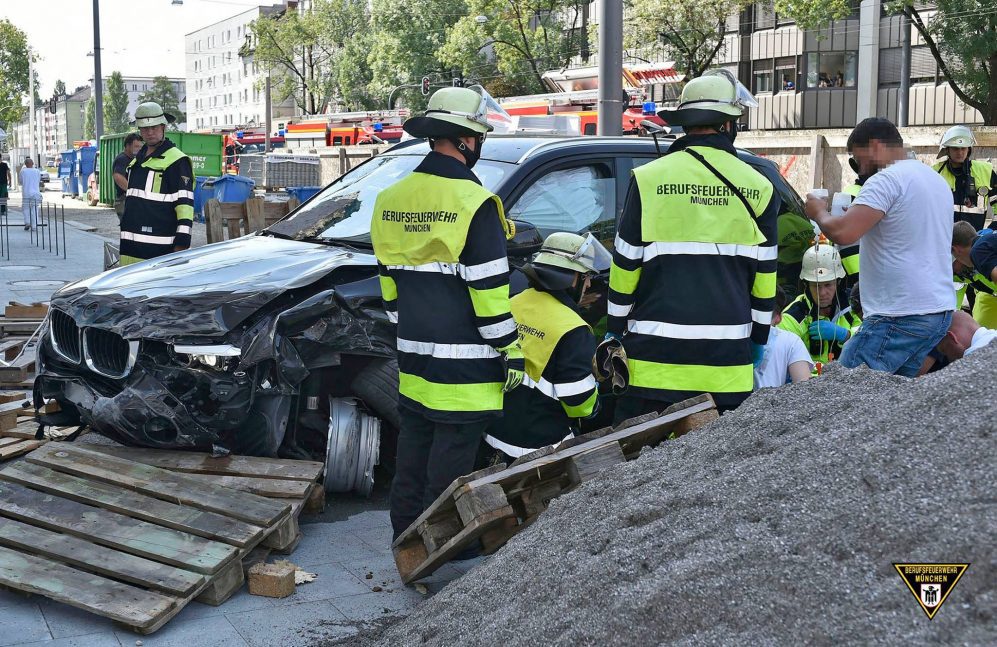 Verkehrsunfall auf der Leopoldstraße München Quelle Foto Feuerwehr München 