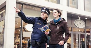 Symbolbild Polizeiuniform Blau Quelle Foto Polizei Bayern