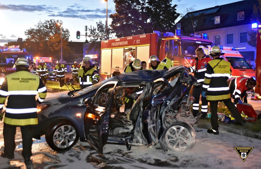 Verkehrsunfall mit zwei Toten in München-Trudering Quelle  Foto Feuerwehr München