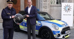 Christian Ach (re.) , Leiter Mini-Deutschland, übergibt Polizeipräsident Hubert Andrä den neuen blauen Polizei-Mini für die Pressestelle