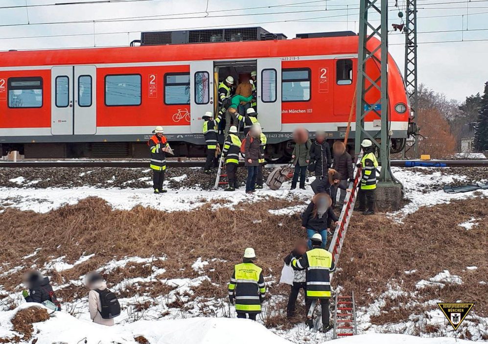 S-Bahn Chaos durch Kältewelle in München. Fahrgäste müssen evakuiert werden. Quelle Foto Feuerwehr München 
