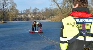 Auf Kleinhesseloher See in Eis eingebrochen - Englischer Garten München Quelle Foto Feuerwehr München